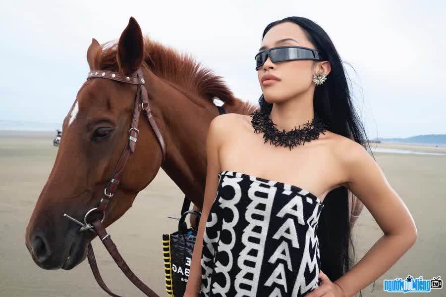 Hình ảnh Blogger thời trang Lilthu tạo dáng bên ngựa