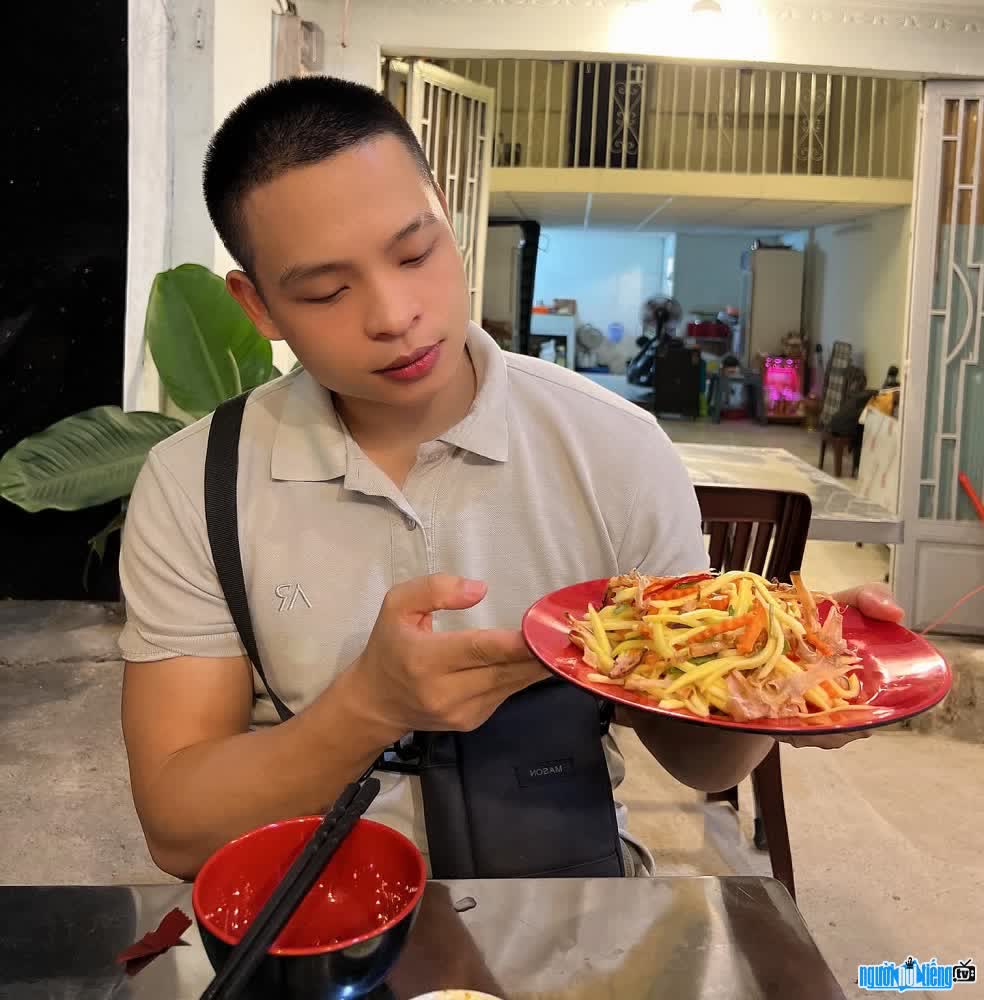 Dương Hùng trong một buổi review ẩm thực