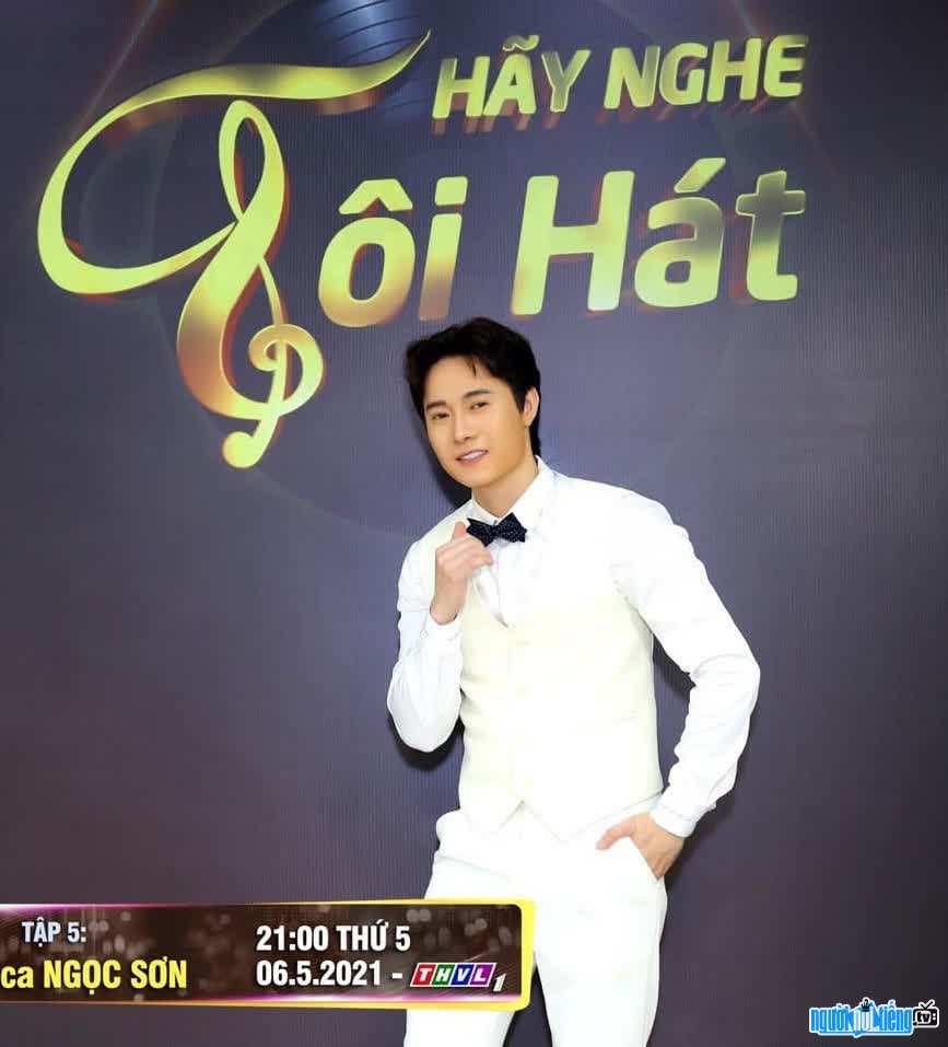  male singer Tuan Hoang participating in the contest Listen to me sing