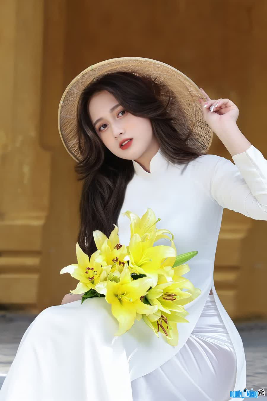 The beauty of a pure Ben Tre schoolgirl in ao dai