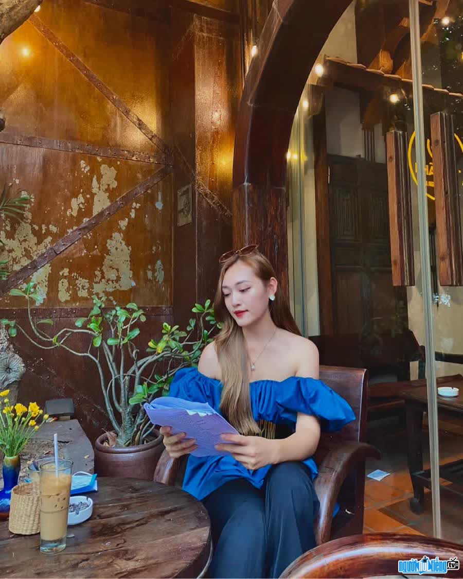 Hình ảnh diễn viên Hà Anh đang đọc kịch bản