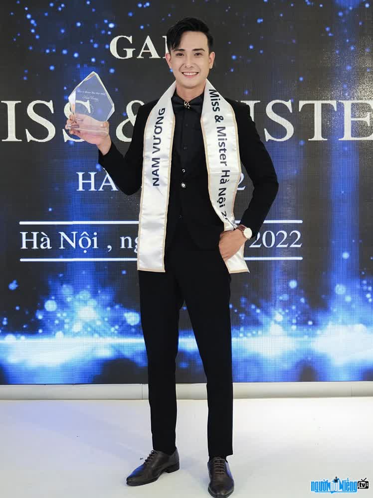Đăng Khoa giành ngôi vị Nam Vương cuộc thi Miss & Mister Hà Nội 2022