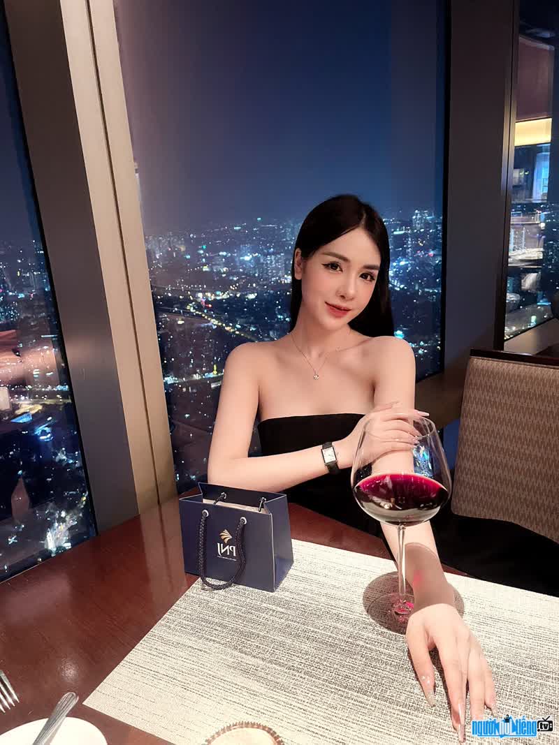 Hình ảnh người mẫu ảnh Cao Thu Trang check in tại địa điểm sang chảnh