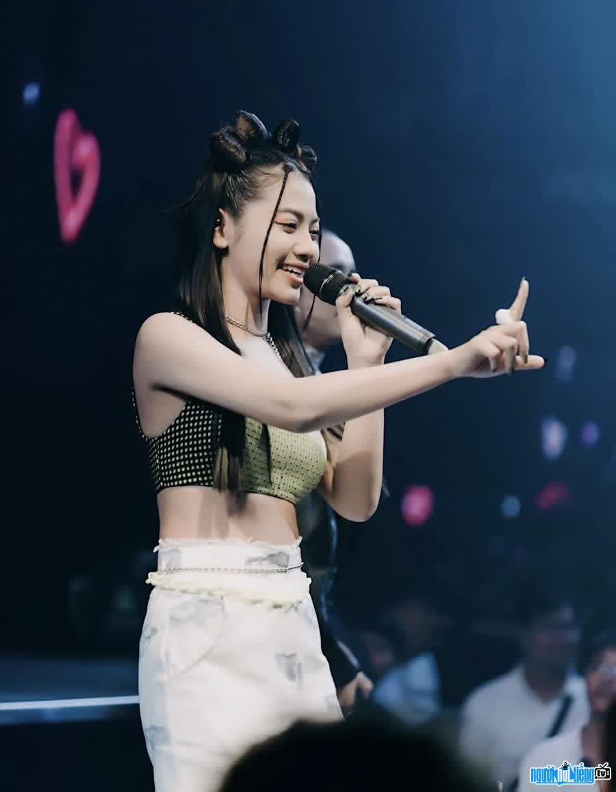 image of singer Xi Myn doing their best on stage