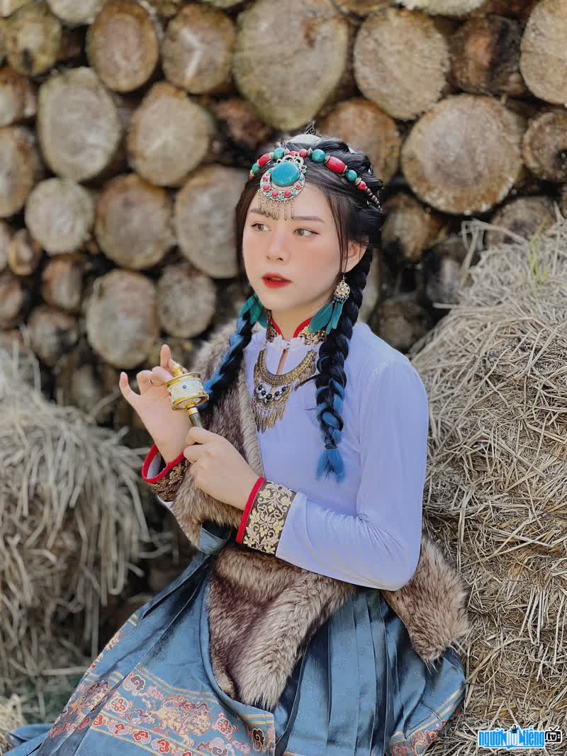 Hình ảnh Tiktoker Nguyễn Vân trong một bộ ảnh về trang phục dân tộc