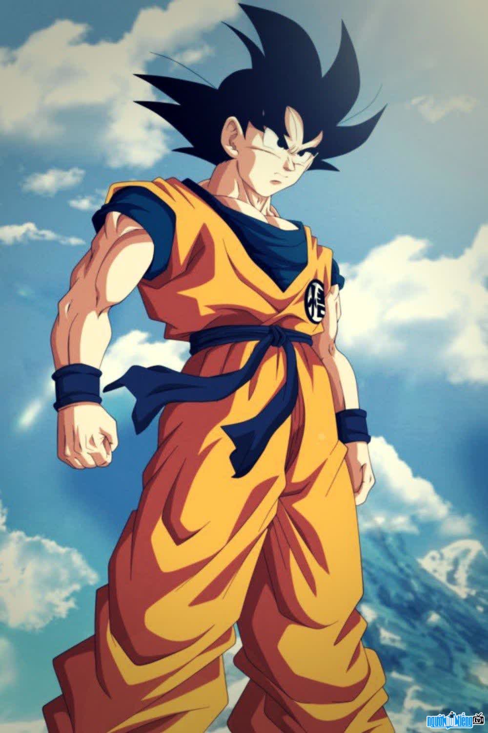 Goku has a unique spiky black hair that never changes due to the Saiya gene.