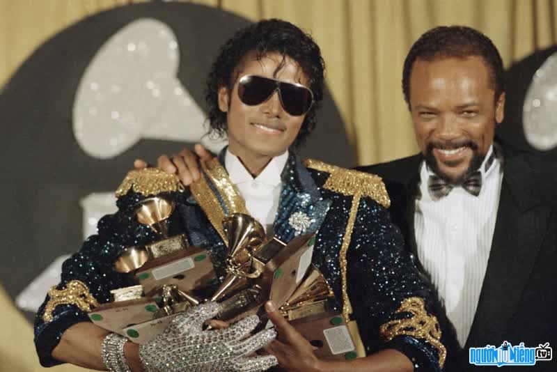 Nam nghệ sĩ đoạt nhiều giải nhất trong một năm là Michael Jackson anh đã thắng 8 giải năm 1984