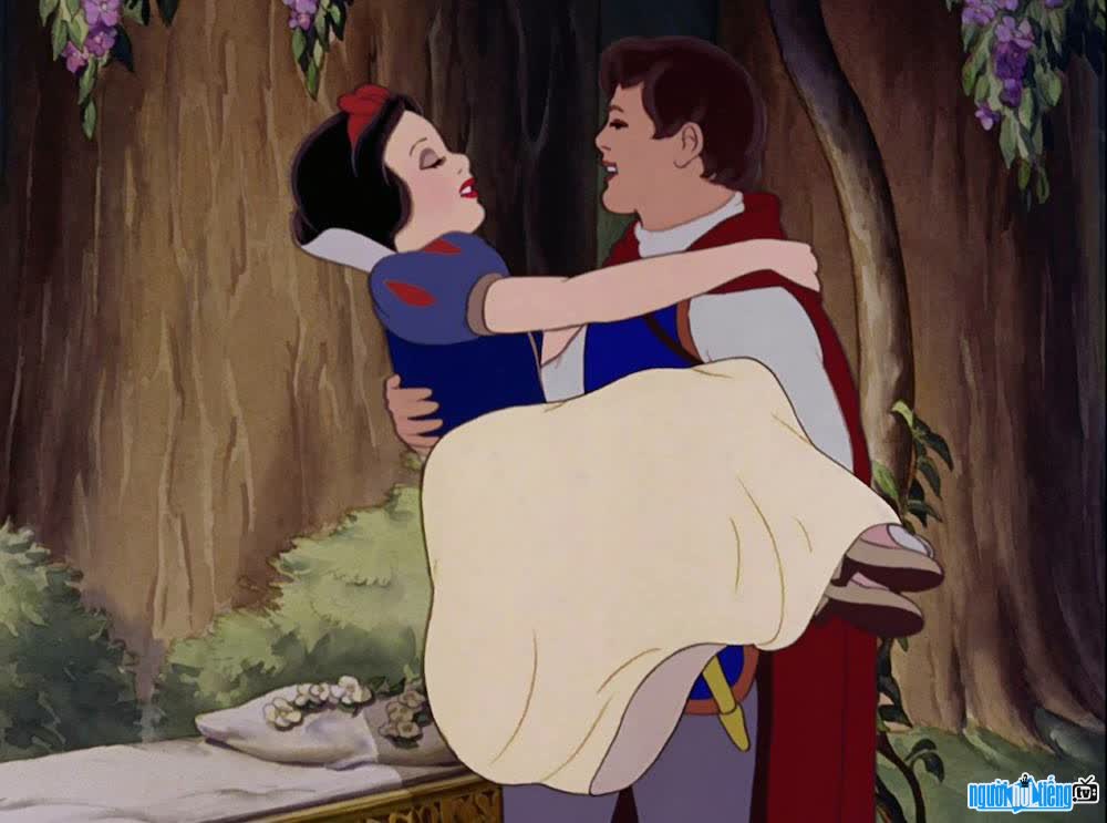 Snow White captures the prince's heart