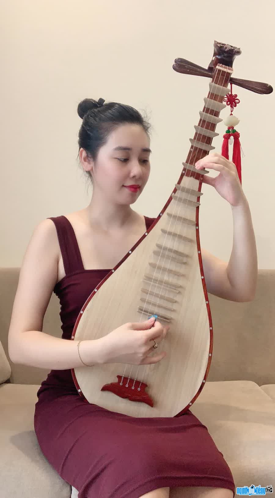 TikToker Nguyen Nhu Mai has a passion for the harp and Pi Ba