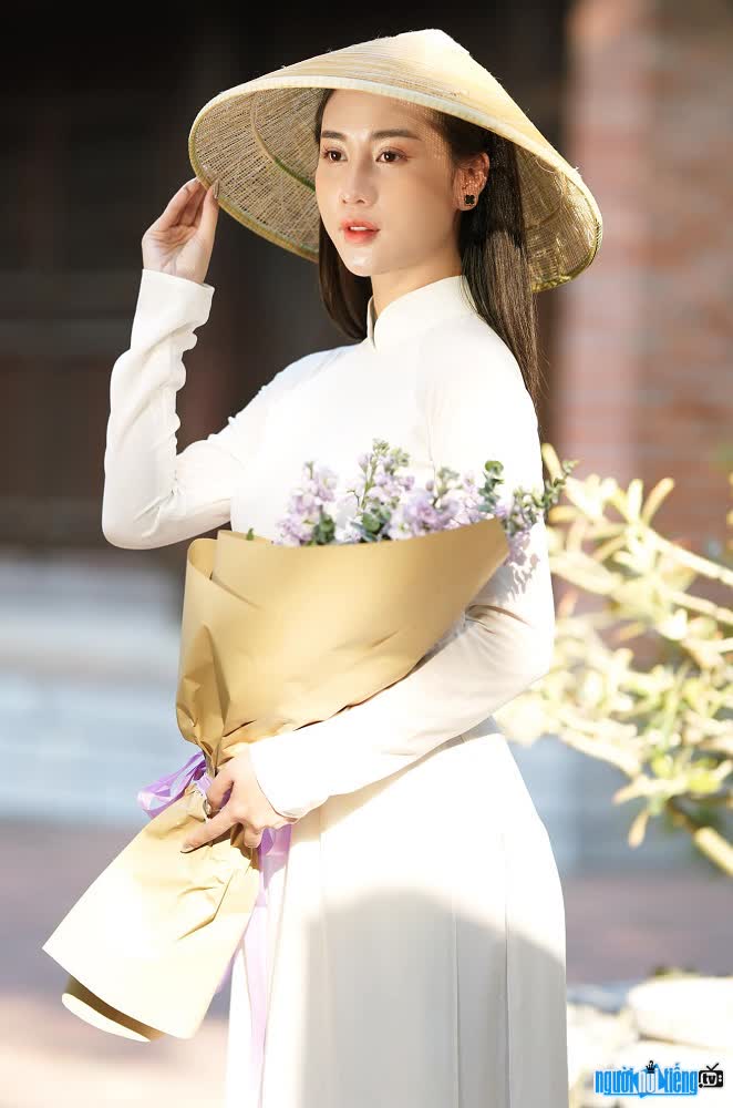  Pham Hong Ngoc is beautiful and charming in ao dai