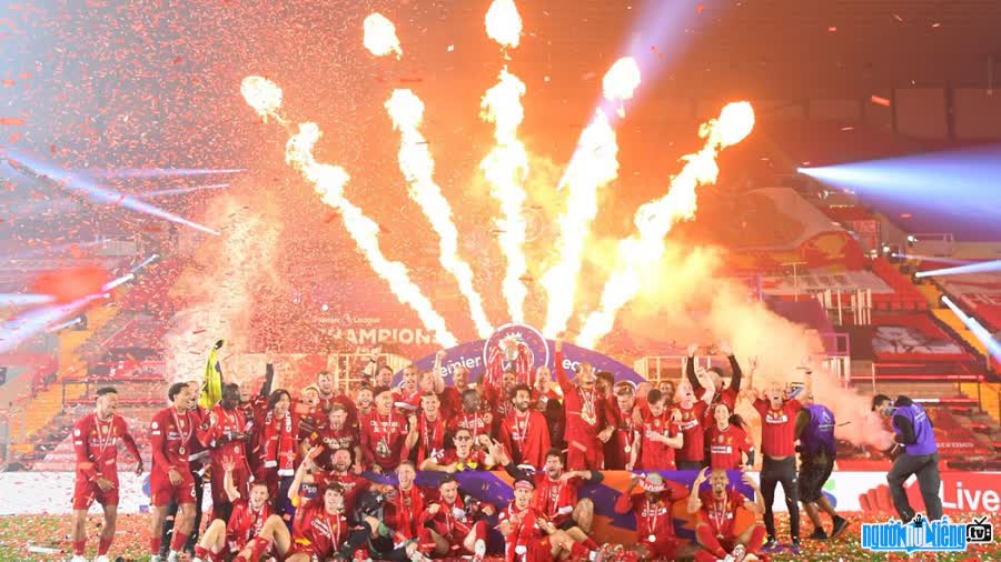 Image of Liverpool players lifting the trophy at a special English Premier League