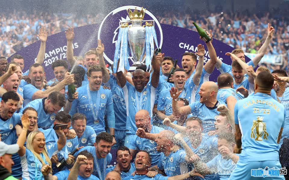Image of Manchester City team with traditional blue and white shirt