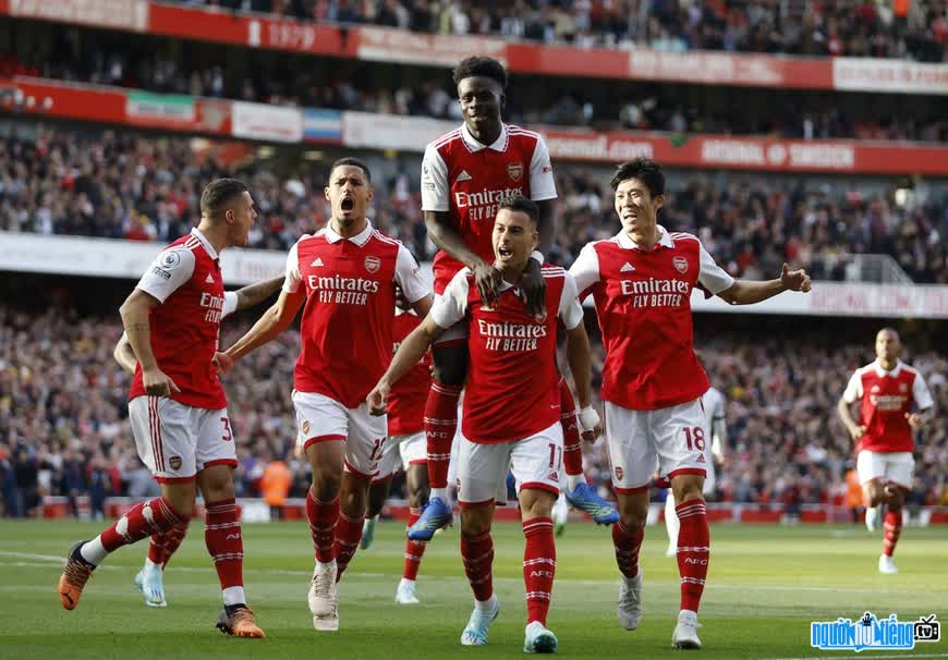 Hình ảnh các cầu thủ của câu lạc bộ Arsenal ăn mừng chiến thắng