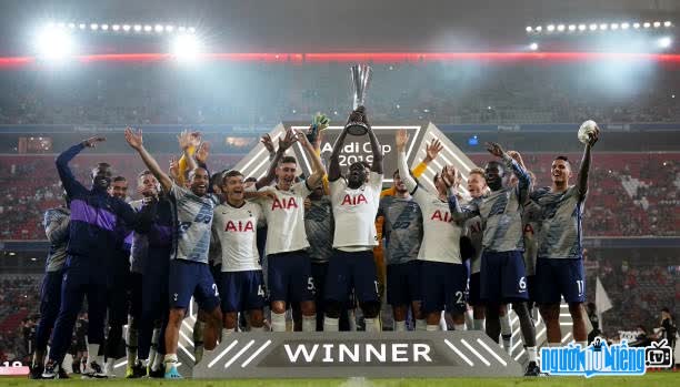 Hình ảnh đội bóng Tottenham Hotspur đang ăn mừng chiến thắng