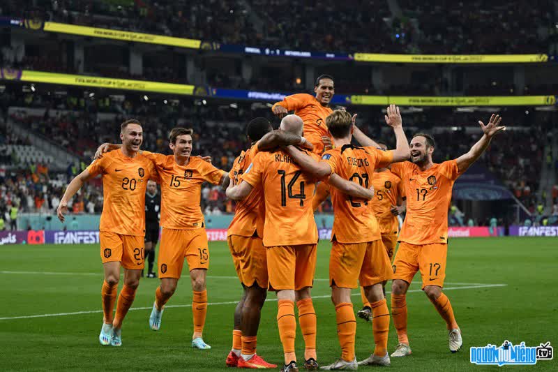Hình ảnh các cầu thủ Hà Lan đang ăn mừng bàn thắng