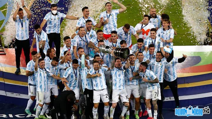 Hình ảnh đội tuyển Argentina đang ăn mừng chiến thắng