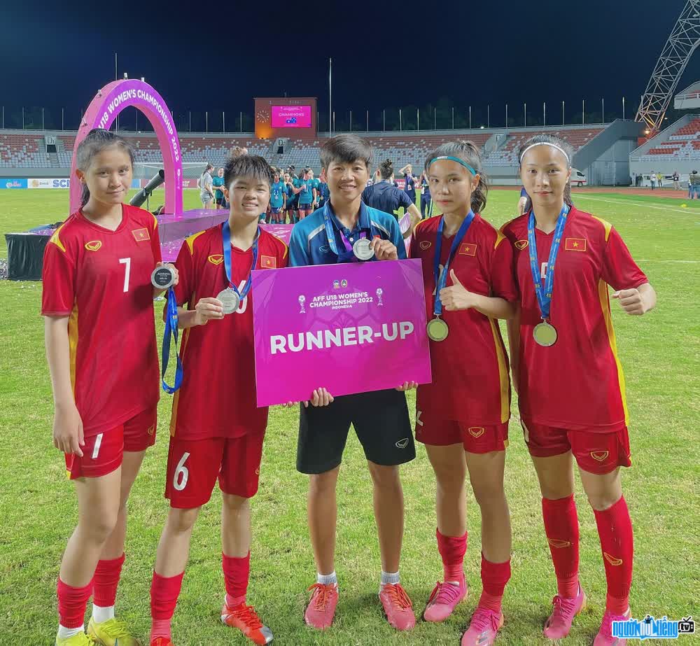  Le Thi Bao Tram and her teammates celebrate the victory