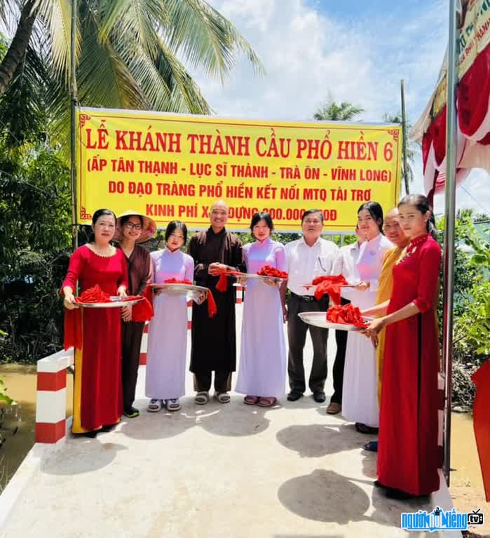  Monk Thich Nguyen Quang cutting the ribbon to inaugurate the bridge