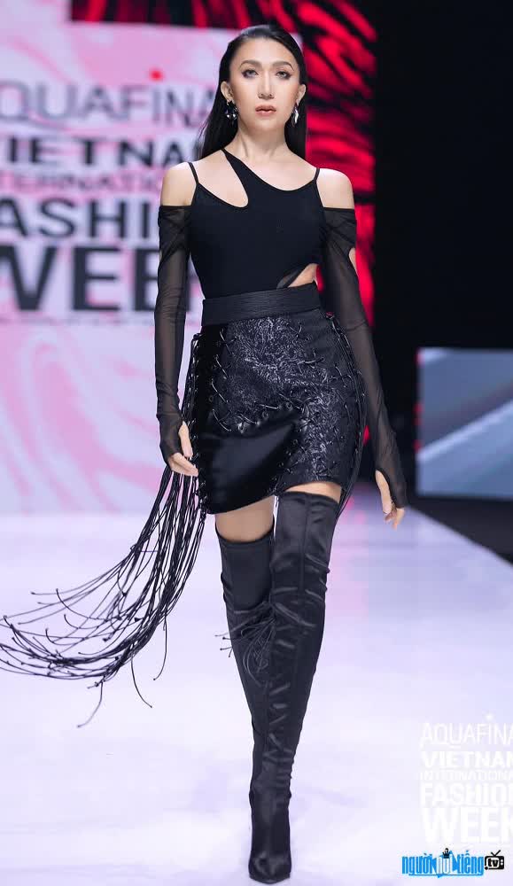  Tran An Vi image confidently on the catwalk