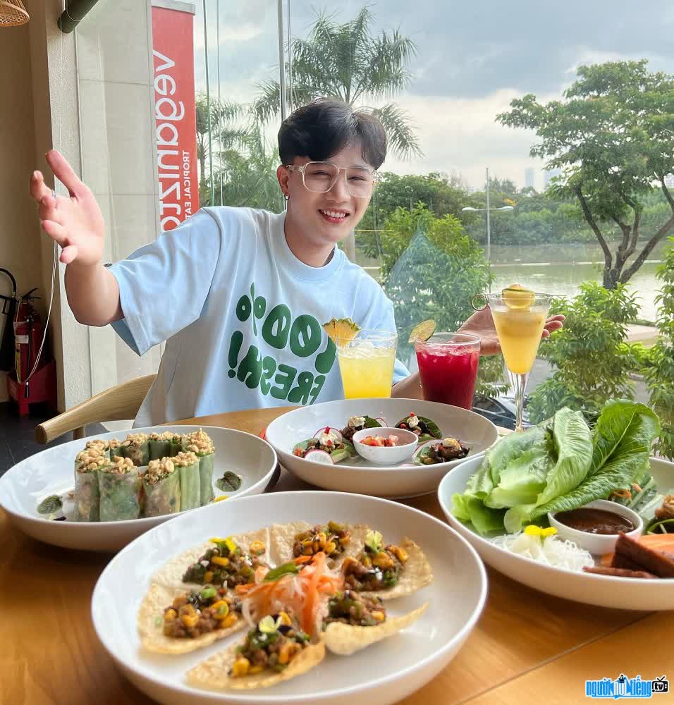 Pictures of handsome Ho Khac Vinh when reviewing food