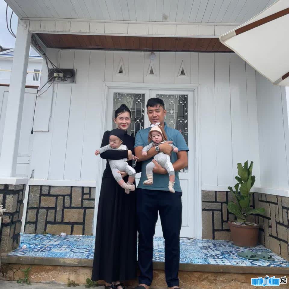 Picture of Do Thien Vu and his small family