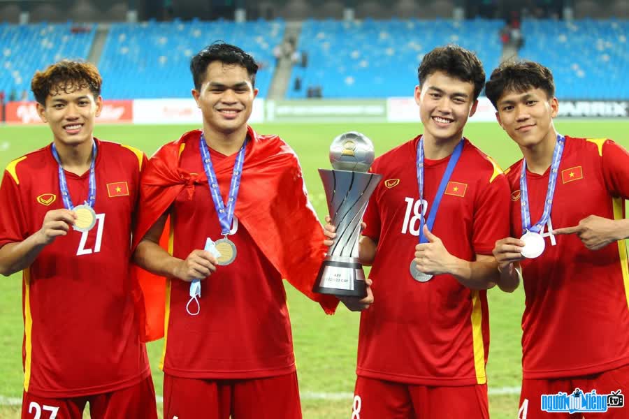  Nguyen Thanh Nhan and teammates celebrating the victory