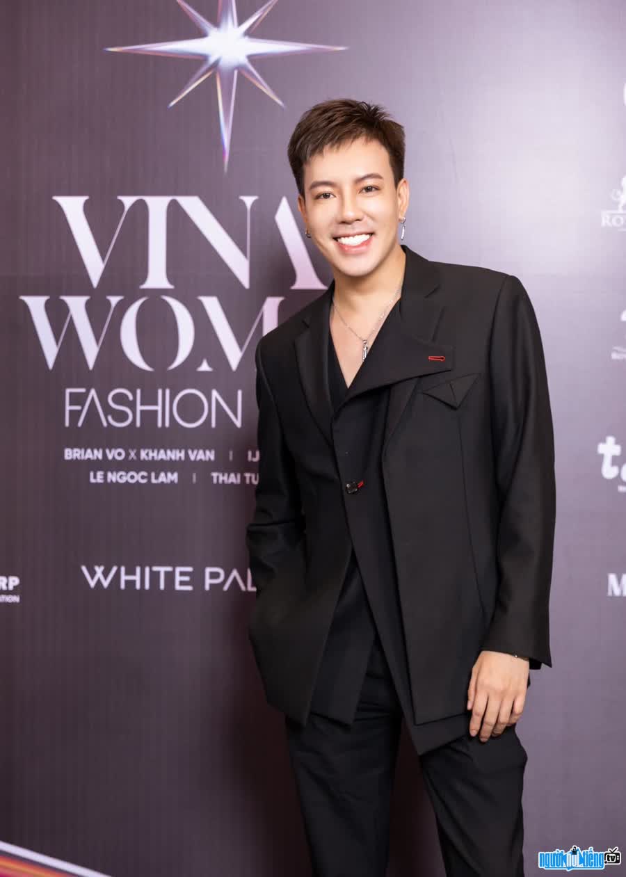 Hình ảnh stylist Mạch Huy tại một sự kiện thời trang