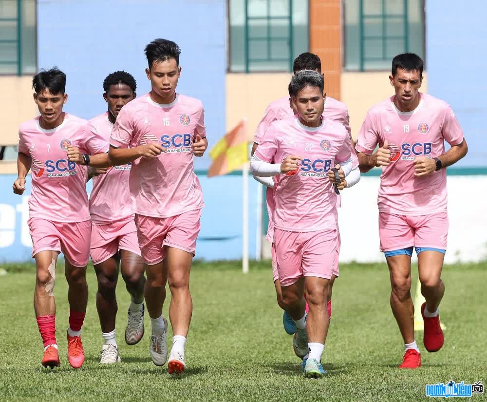  Nguyen Viet Phong and his teammates practicing hard