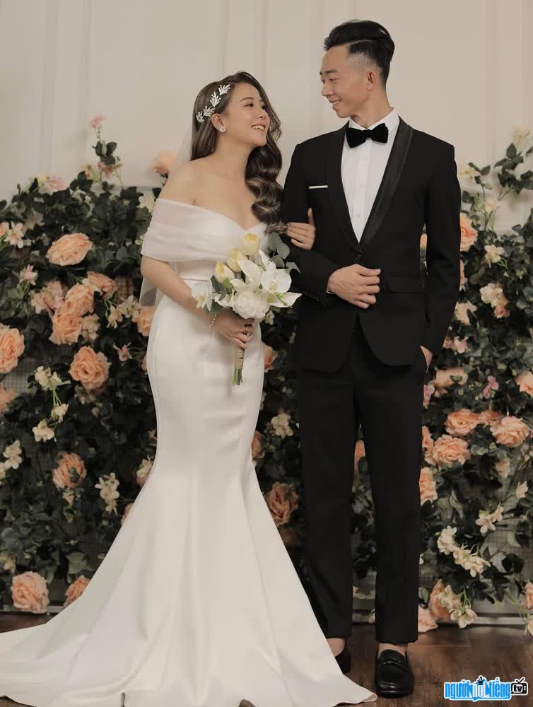 Happy wedding photo of player Chau Ngoc Quang