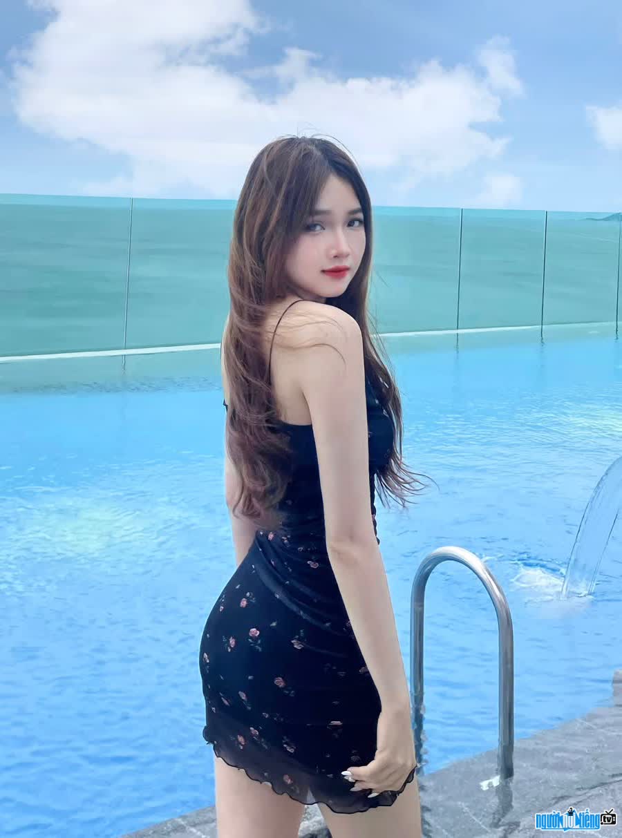 Picture of hot girl Ngoc Nguyen Le posing extremely hot burns in front of the pool