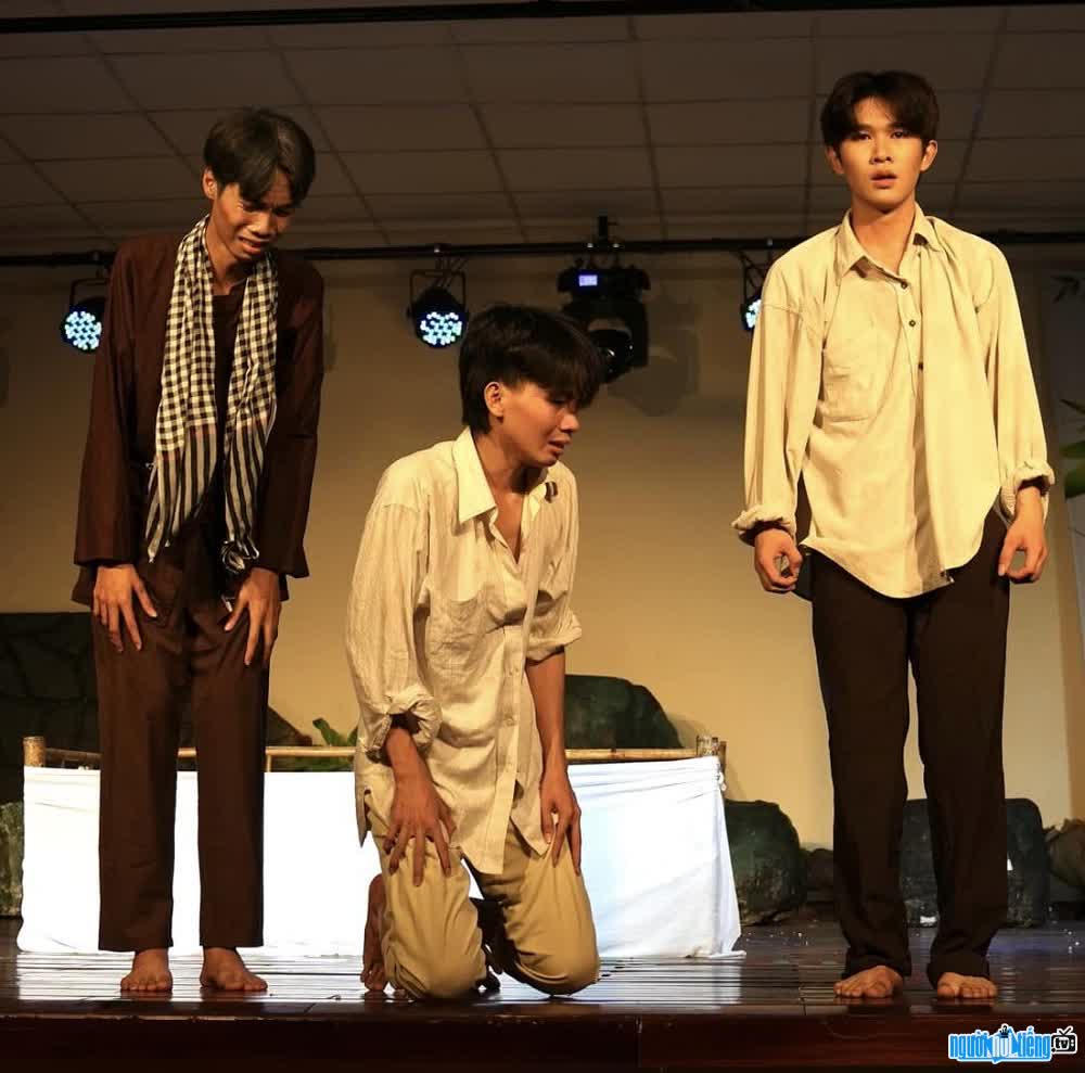 Nguyễn Tiến Hải tham gia diễn xuất cùng các bạn trên sân khấu