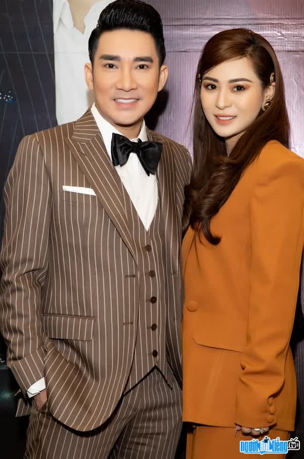 Anh Linh takes a photo with male singer Quang Ha