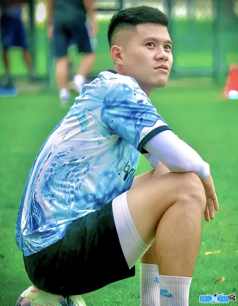  handsome and multi-talented midfielder Duong Thanh Hao