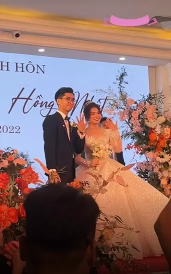 Hong Nhat and PewPew's wedding took place on the same day. 6/10