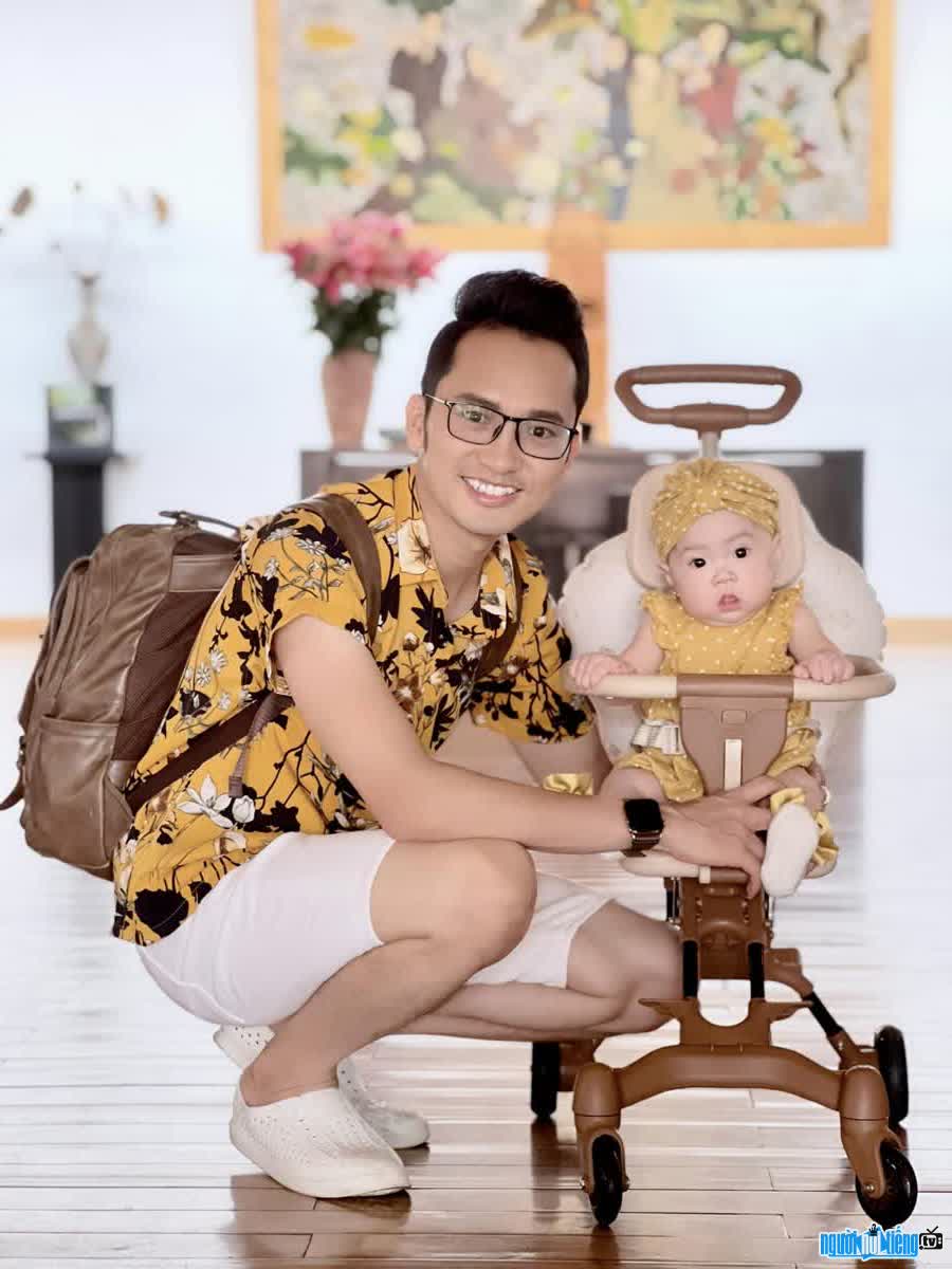 Photo of Reporter Minh Tay with his little daughter