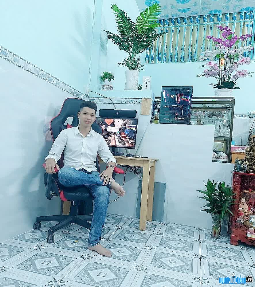 Ca sĩ Nguyễn Văn Sỹ - chủ nhân hàng loạt bản cover đình đám trên mạng