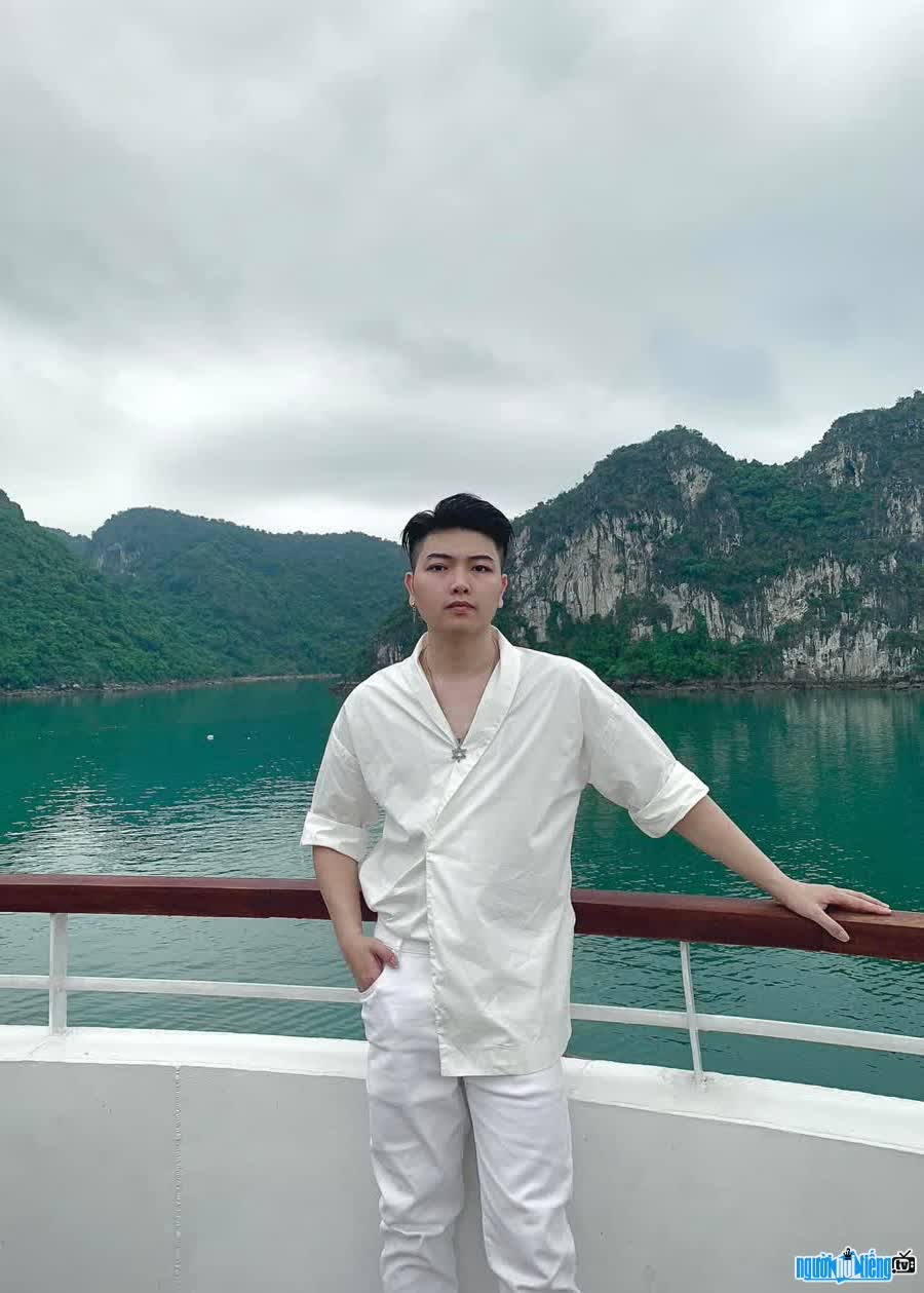 Image of Vietnamese singer Puzo on a trip