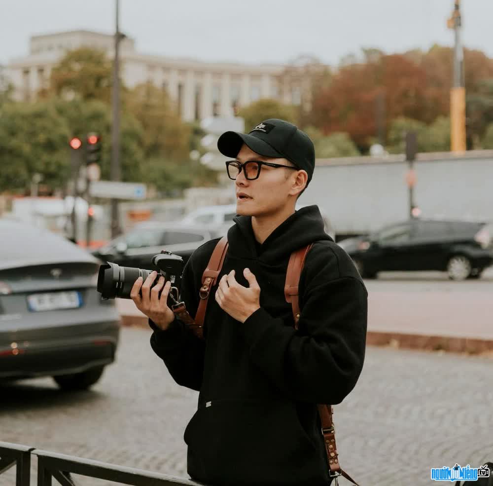  Vu Viet Linh roams the streets to take pictures