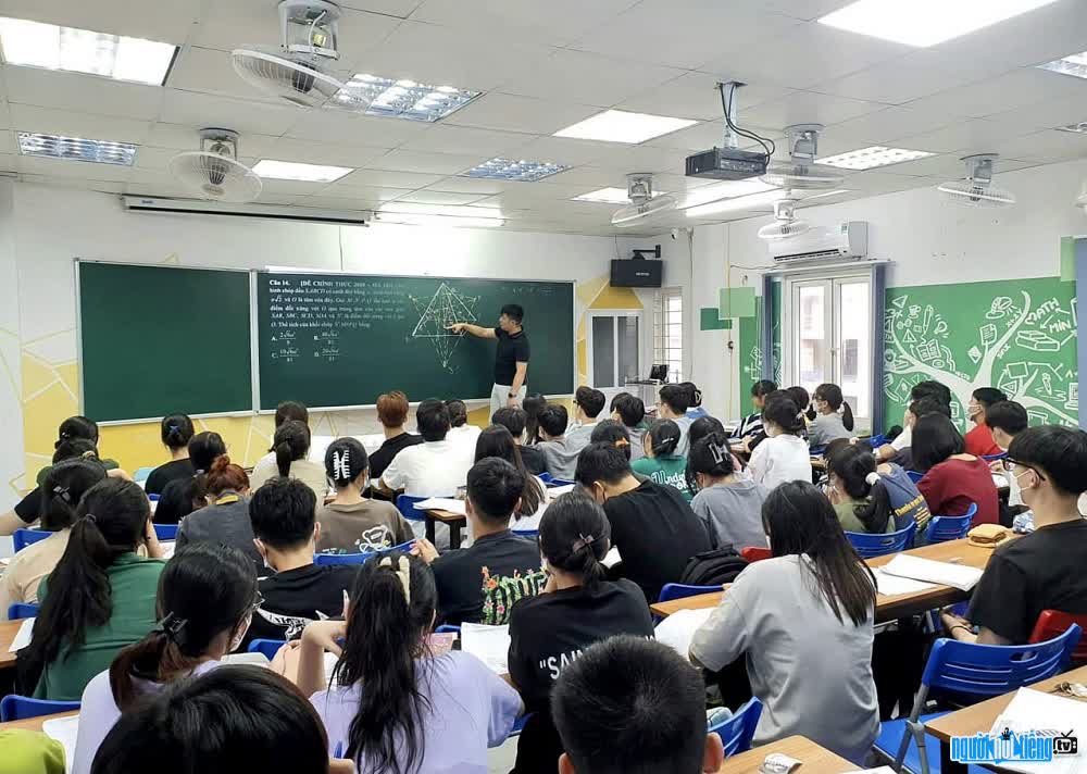 Thầy Phạm Tuấn tận tình giảng dạy cho học trò