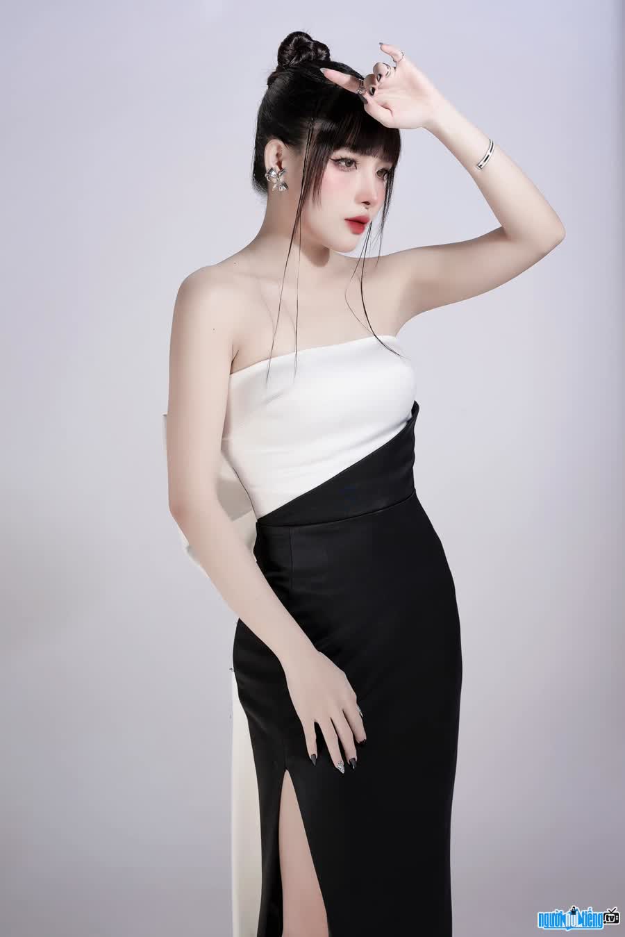 Vẻ đẹp thanh lịch sang trọng của hotgirl Việt Trinh