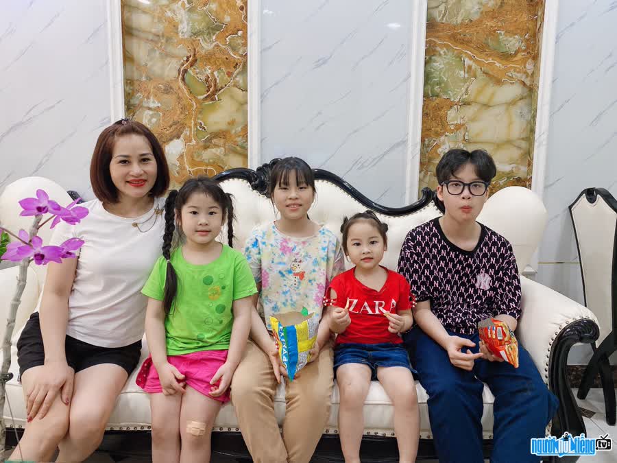 Doanh nhân Phạm Thị Hồng Nguyệt hạnh phúc bên các con