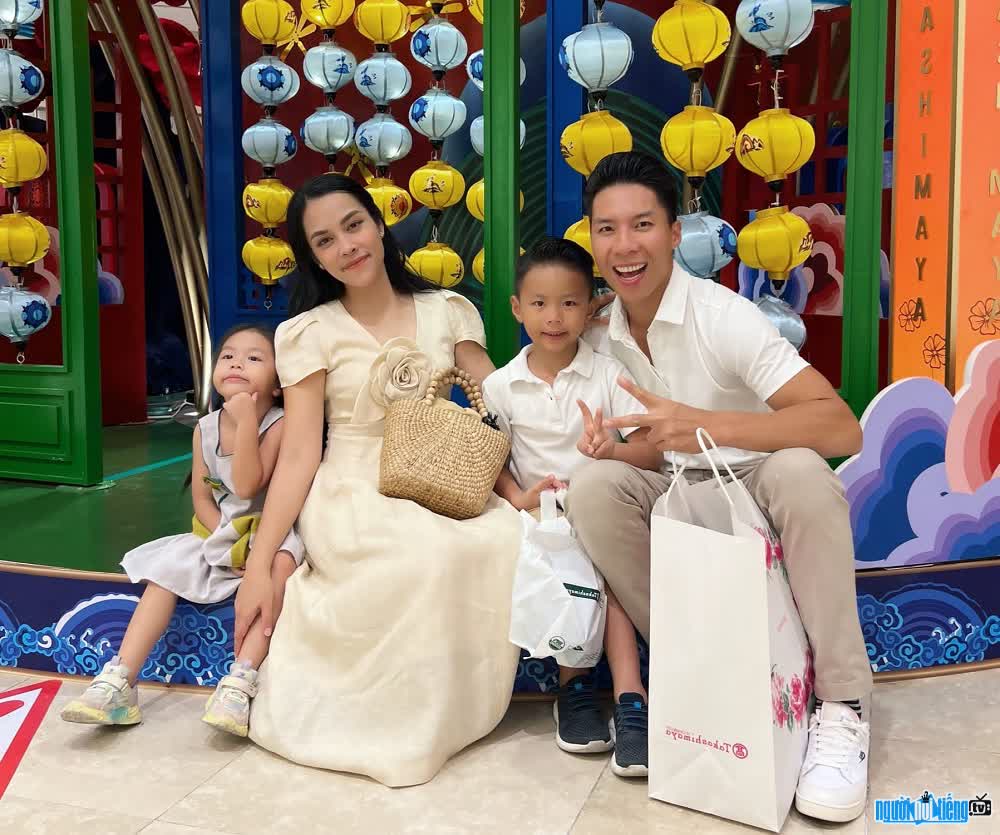  Happy family of female singer Le Nhu Ngoc roof