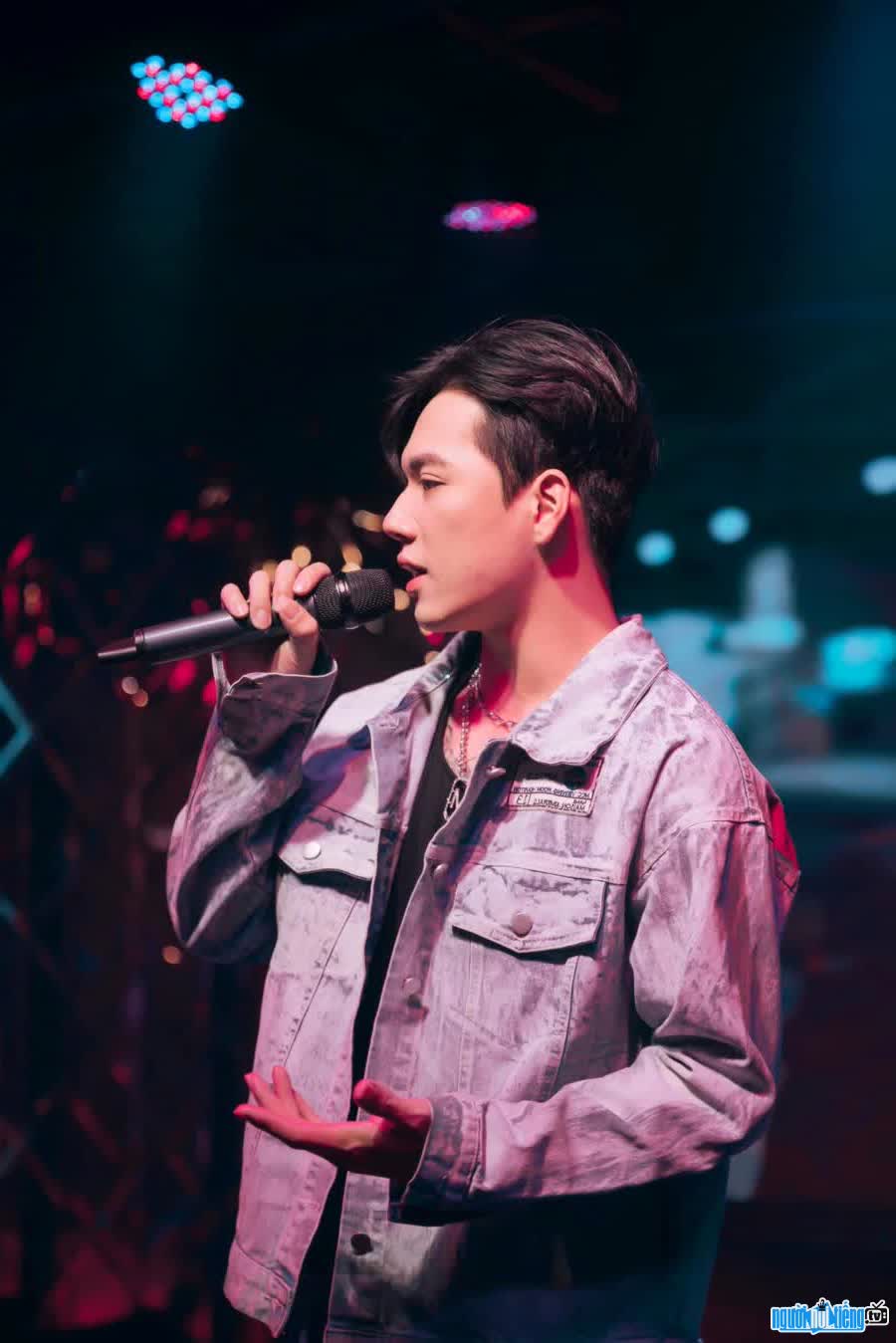 Picture of singer Duy Drake performing on stage