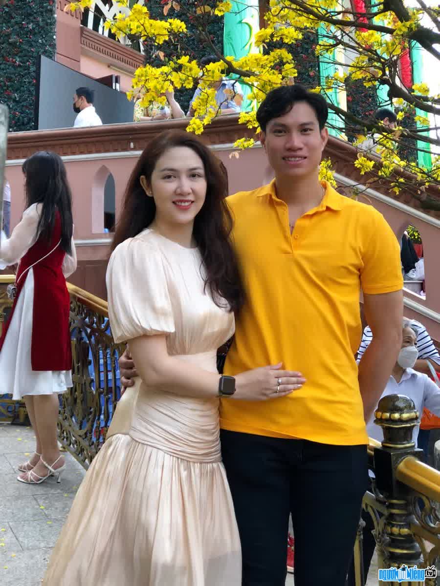  Truong Tran Nhat Minh happy with his beautiful wife