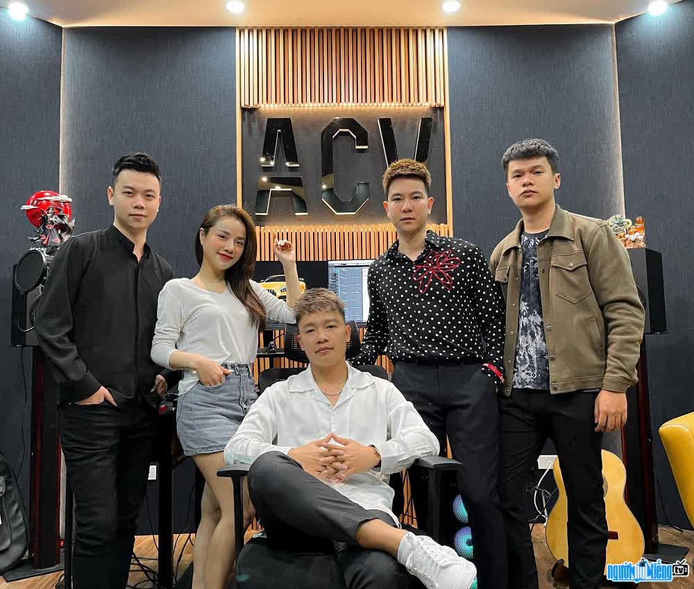 Hình ảnh CEO Lê Cương cùng các ca sĩ nổi tiếng