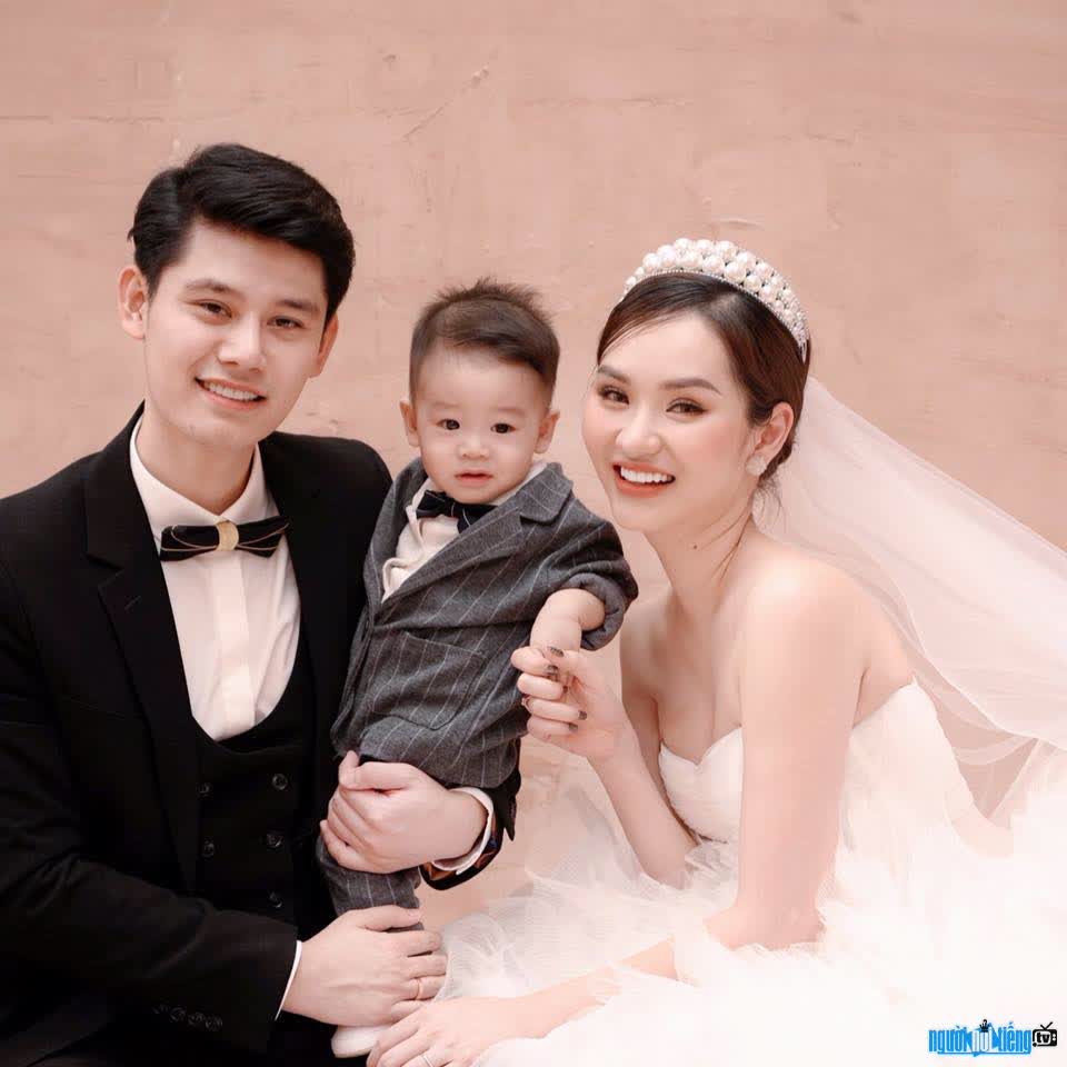 Hình ảnh CEO Thơm Đào bên gia đình nhỏ