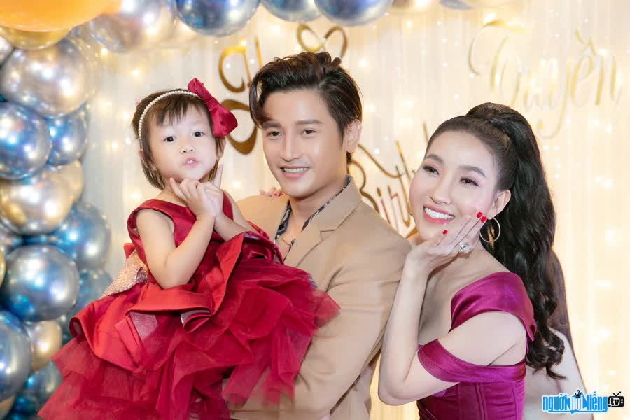 Hình ảnh ca sĩ Đỗ Minh Quân hạnh phúc bên vợ và con gái