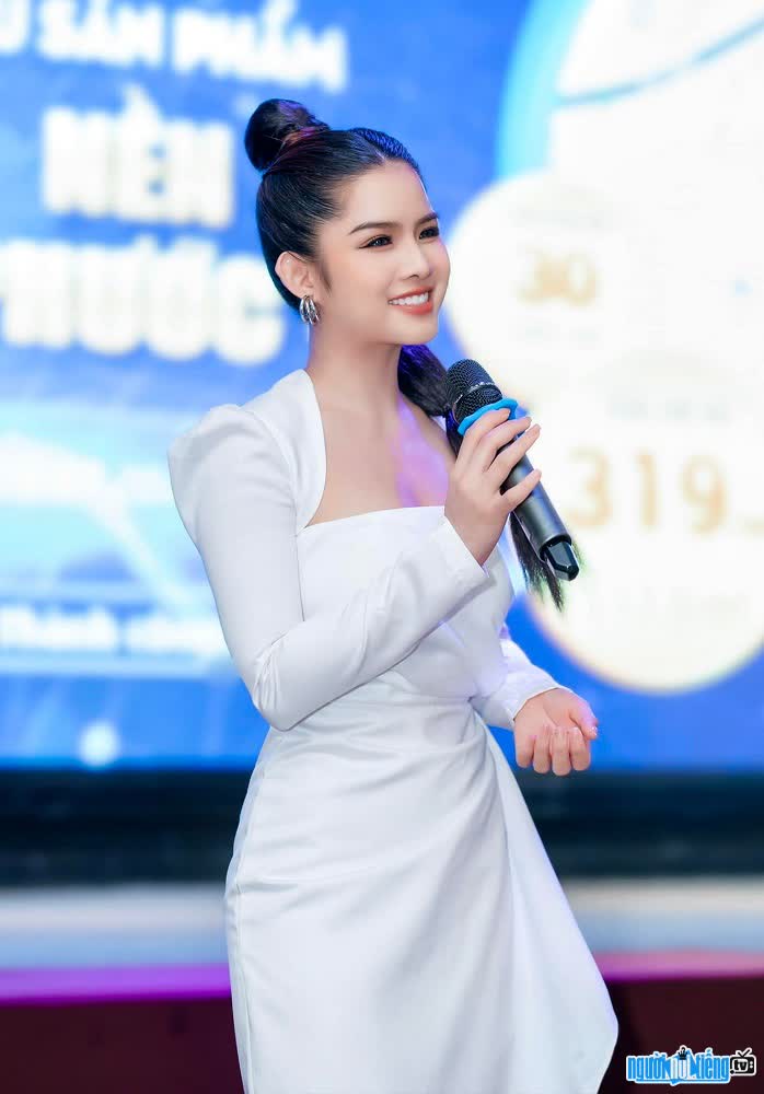  Quyen Quyen is charming when hosting the program