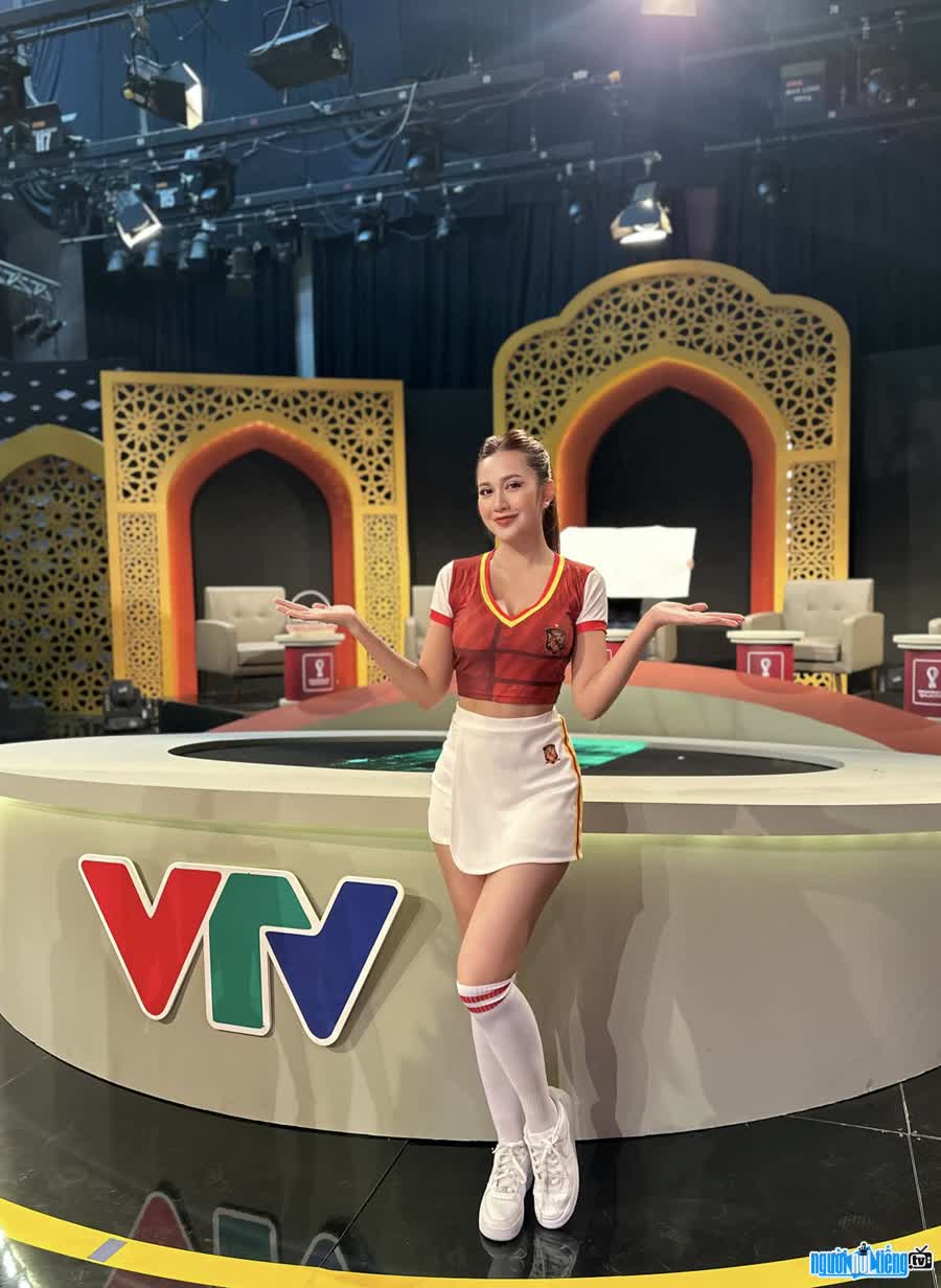 Image of DJ Emma when participating in VTV's Hot program with World Cup 2022