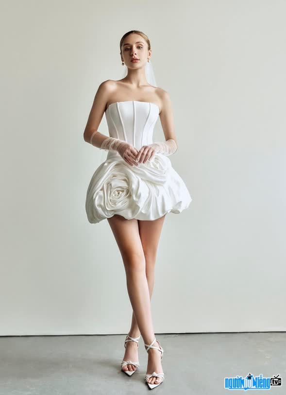 Valentyna Khromova xinh đẹp trong màu váy trắng tinh khôi
